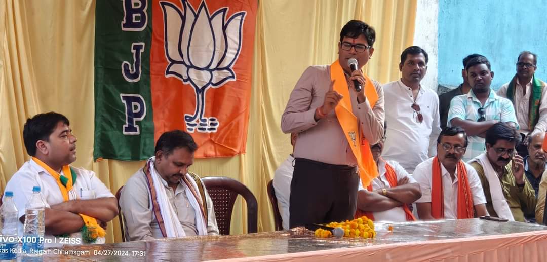 प्रदेश के वित्त मंत्री व <a href="/RaigarhDist/">Raigarh</a>के लोकप्रिय विधायक श्री <a href="/OPChoudhary_Ind/">OP Choudhary</a> जी के साथ रायगढ़ नगर मंडल और जुटमिल चक्रधर नगर मंडल के बापूनगर, चांदनी चौक,जुटमिल, बेलादुला, मिटठूमुड़ा,स्टेशन चौक शक्ति केंद्र में आयोजित नुक्कड़ सभाओं में शामिल हुआ। <a href="/BJP4CGState/">BJP Chhattisgarh</a> <a href="/ajayjamwalbjp/">Ajay Jamwal</a>