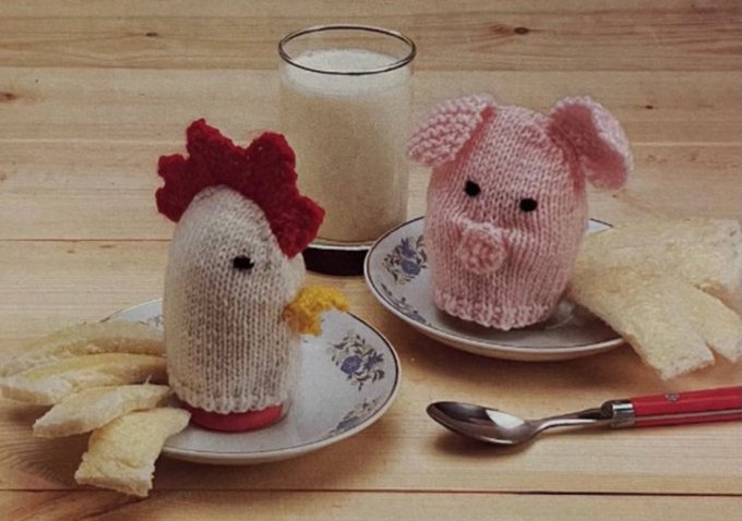 Vintage Knitting Pig and Cockerel Egg Warmers Pattern 🐷🐓 These delightful cute cosies add a touch of charm to your morning routine. Sprinkle nostalgia onto your breakfast table with these fun little creations. #MHHSBD #craftbizparty #UKGiftAM #smartsocial