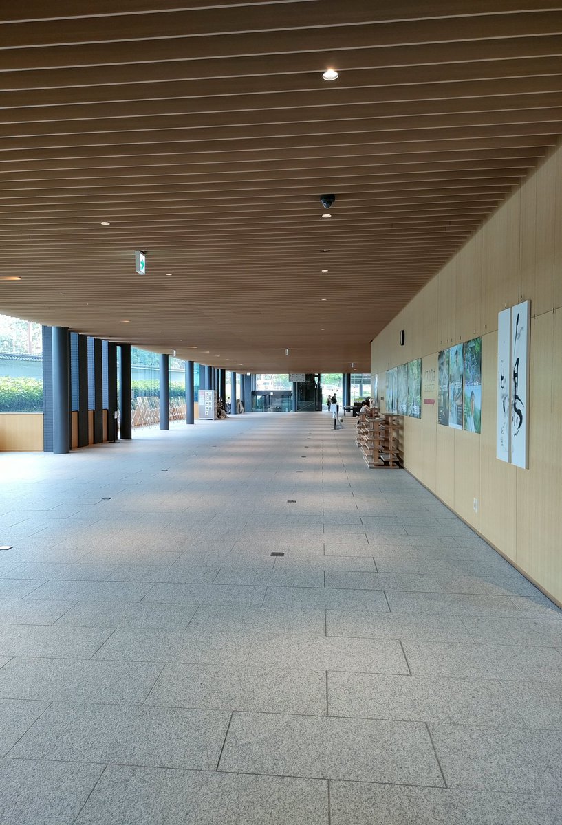 奈良公園で唯一人のいない場所、バスターミナル

※2階のスタバは激混みです