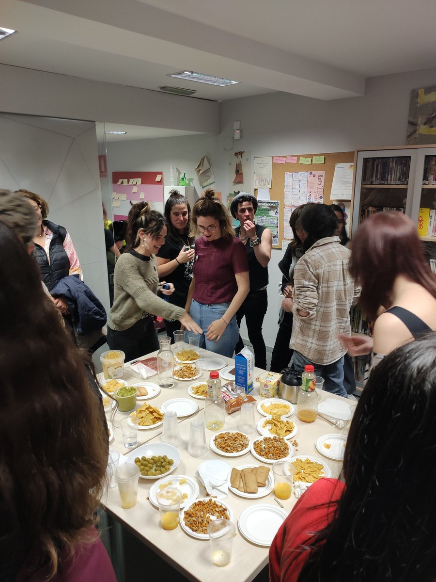 DekumasLBT's tweet photo. Encuentro por la Visibilidad lésbica en @CentroHarrotu gracias a Sara Fuente por prestar tu voz y tu Arte, a DJ Mara Bunta por poner música al tardeo, a las trabajadoras de Harrotu , voluntarias de Dekumas por su dedican y a todas las que vinisteis ♥️🧡🤍💓💜 https://t.co/wlLfO2Kikq