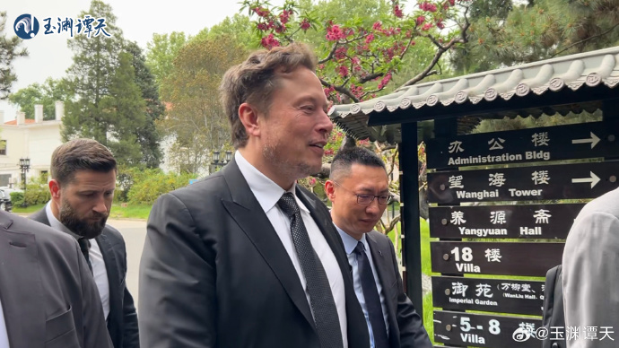 Elon #Musk arrived in Beijing on Sunday afternoon, at the invitation of the China Council for the Promotion of International Trade (CCPIT). Ren Hongbin, president of the CCPIT, met with Musk and exchanged views on topics such as the future cooperation: China Media Group