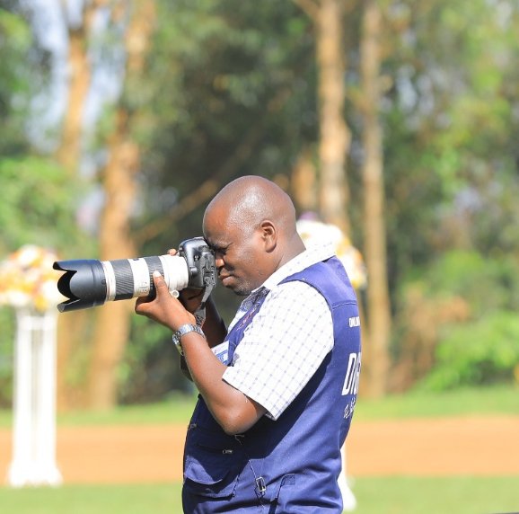 Dear #Photojournalism students, holding a Camera 📸 in your hands is not enough & but it requires discipline also because you never know who sees at such an event. Especially shooting the President. Give respect his team & other Photographers near you. @KAMUSIMEWILFRED