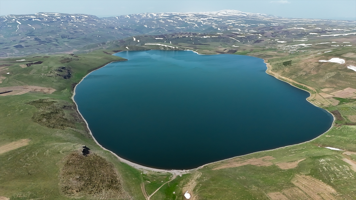 Kars'taki Aygır Gölü'nde buzlar çözüldü.