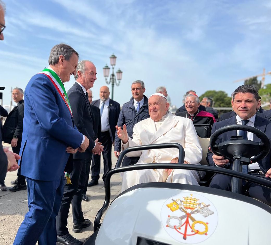 Piazza San Marco accoglie Papa Francesco! Tantissimi i fedeli presenti delle parrocchie, che rappresentano la comunità cristiana del nostro territorio. Una bellissima immagine, di fede e fratellanza nella cornice di #Venezia, simbolo di libertà e accoglienza.…