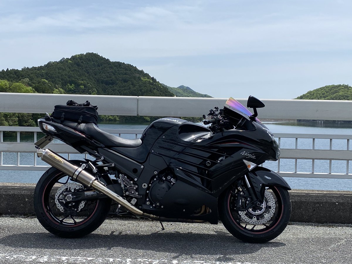 TGz3aek's tweet photo. 昼から多可町の翠明湖(糀屋ダム)へ！
暑すぎる🥵
バイクはやっぱり楽しい😁
#Kawasaki  #zx14r  #翠明湖  #糀屋ダム https://t.co/3wTBagW4Iu