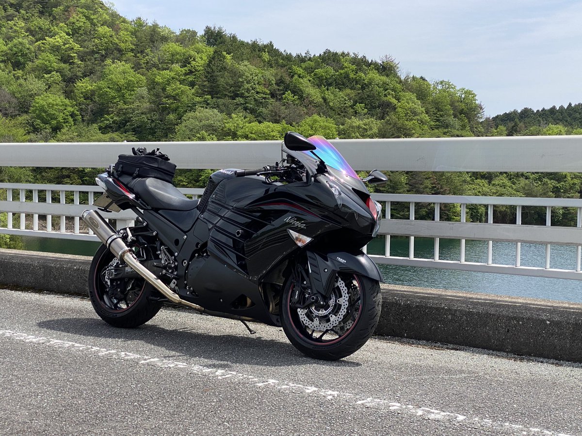 TGz3aek's tweet photo. 昼から多可町の翠明湖(糀屋ダム)へ！
暑すぎる🥵
バイクはやっぱり楽しい😁
#Kawasaki  #zx14r  #翠明湖  #糀屋ダム https://t.co/3wTBagW4Iu