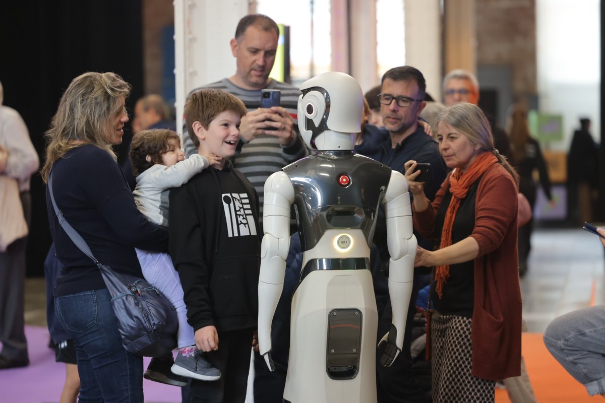 MWCapital's tweet photo. 👨👩👧👦 Les primeres famílies ja han arribat al #FamilyDay per viure i experimentar, junts, la tecnologia.
#TechAndPlay24 https://t.co/W9eMi89BU3