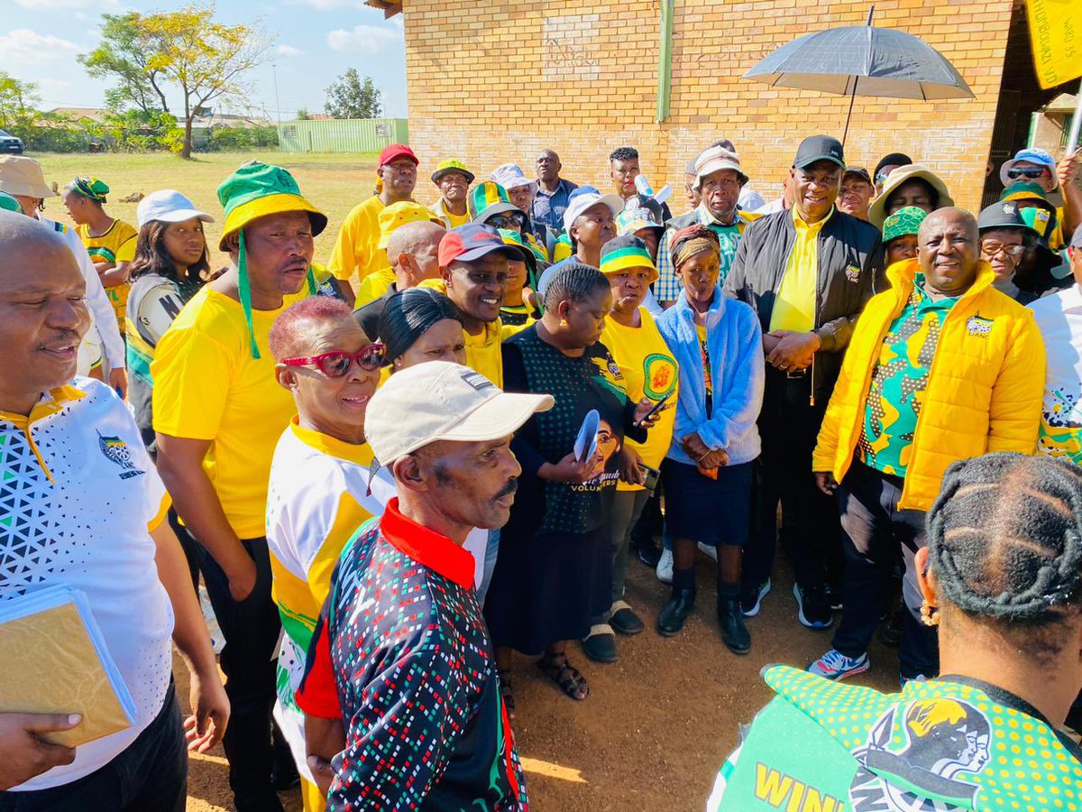 [IN PICTURES] ANC volunteers seize a photo opportunity with Deputy President Comrade Paul Mashatile at Ward 33, Ntabankulu multi-purpose center VD, located in Ward 33 East zone, Sedibeng Region. 📍Sebokeng East #VoteANC2024 #LetsDoMoreTogether