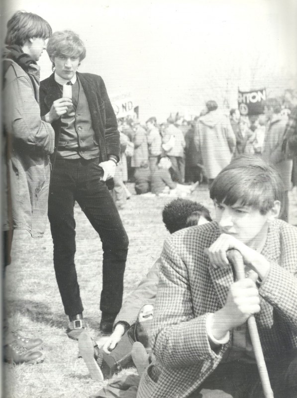 What to wear for an Anti-Nuclear (CND) protest march? While those around you prefer boring stout shoes, sensible tweeds and anoraks, #RodStewart goes for 18th century buckle shoes, leather waistcoat, tab collar shirt and skinny jeans. And an ice lollipop. This is circa 1964.