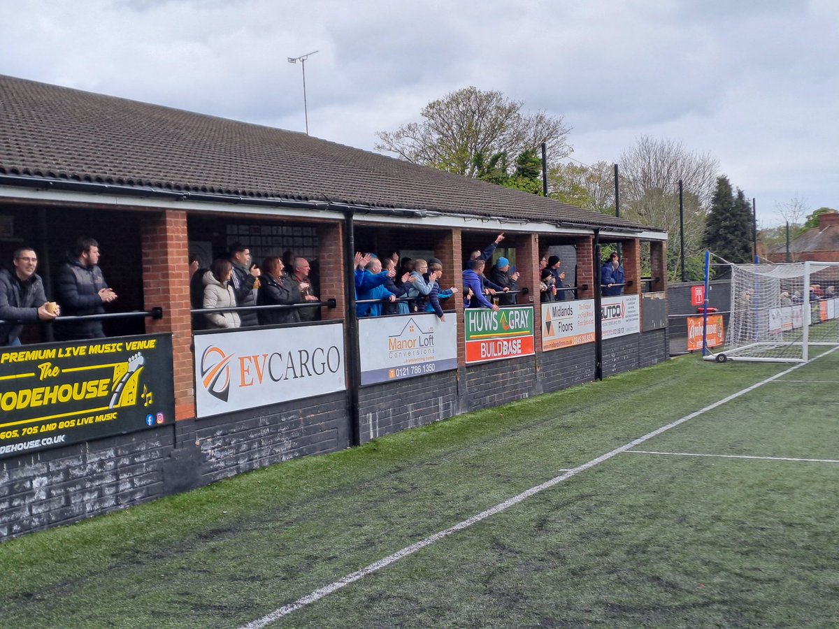 DGee3's tweet photo. Glorious win to avoid relegation. Non league away days at Boldmere for a tenner. Cheers for letting us bunk on the bus after 😆  @RugbyTown_FC https://t.co/ZERxZZBAyi
