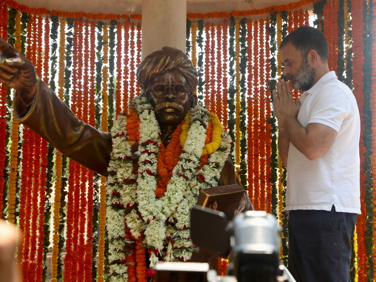 Shri @RahulGandhi ji garlanding the Statue of noted Social Reformer and founder of Utkal Sammelan #MadhusudanDas ji at his birth place #Satyabhamapur, #Cuttack, #Odisha

#Odia_Asmita #RahulGandhiInOdisha