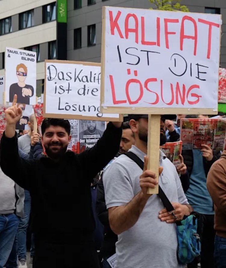 Das Kalifat ist die Lösung ☝️ Friedliebende Islamisten fordern in Hamburg ein transfreundliches Deutschland und die Einführung der Scharia. Allahseidank lässt Faeser und der Verfassungsschutz diese harmlosen Schulbuben gewähren und kämpfen tapfer weiter gegen das rechte Phantom…