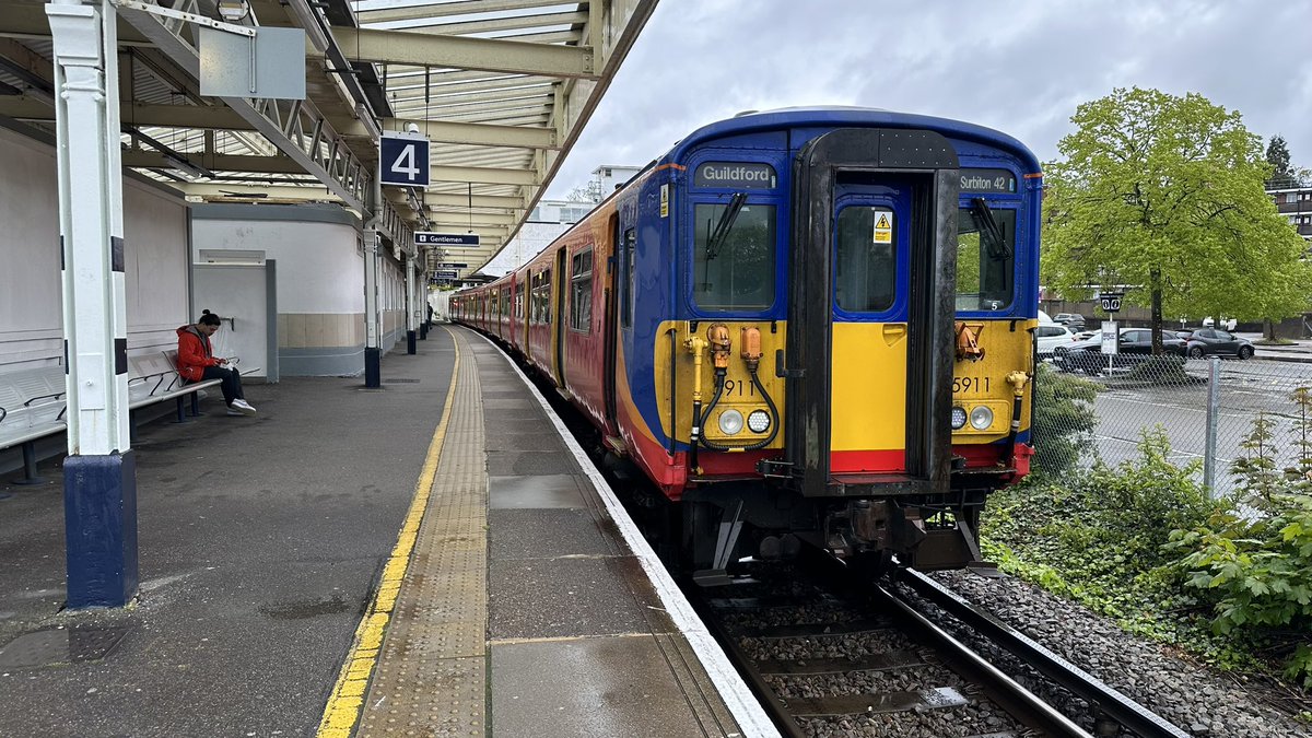 12 min wait down here in Surbiton before turning down to the New Line, first opportunity I’ve had to take a pic of todays train 😂. Wouldn’t believe it’s May this coming week 🥶