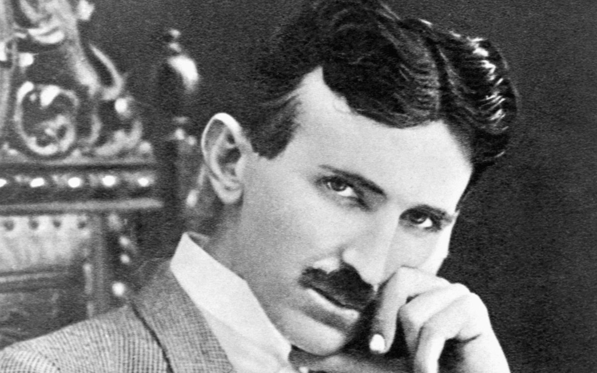 “Être antisocial dans un monde rempli de gens conformistes est un signe d'intelligence.” - Nikola Tesla