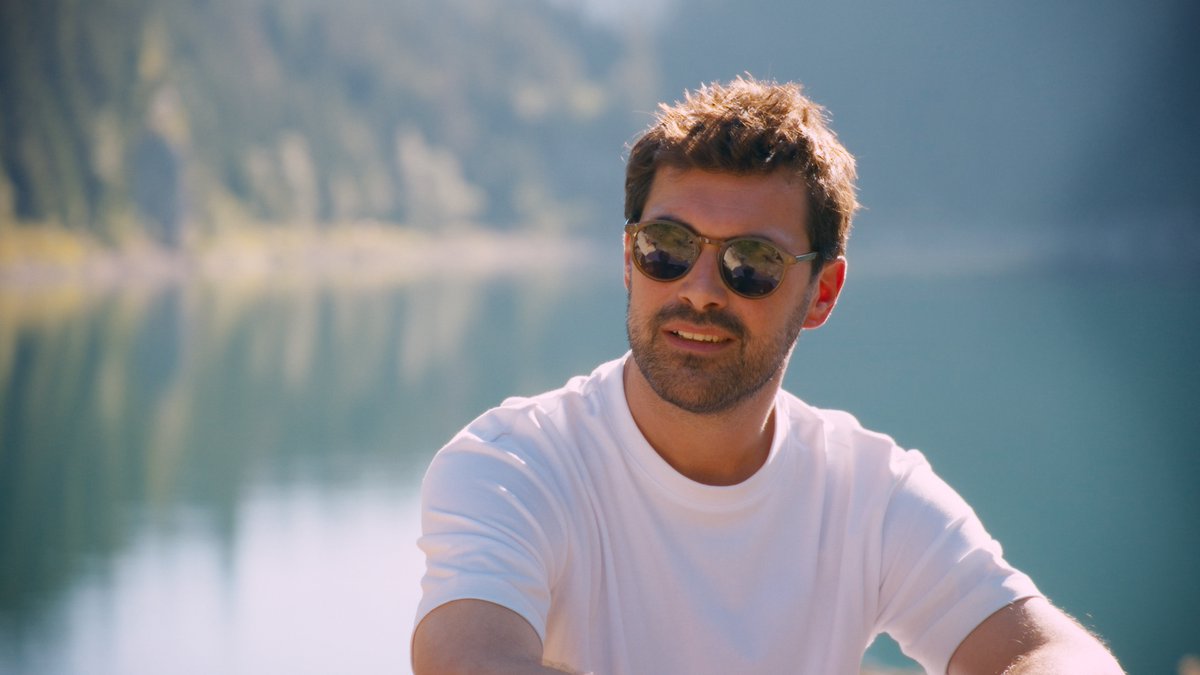 Op 2 mei op tv, straks te gast bij <a href="/FriedlLesage/">Friedl' Lesage</a>. Karl Meesters begon als 19-jarige zijn zicht te verliezen. Vandaag is hij concertorganisator &amp; presentator van ‘Niks te zien’. Wat betekent geluid in een steeds donkerdere wereld? Luister live van 11 tot 13u, of later via VRT MAX.