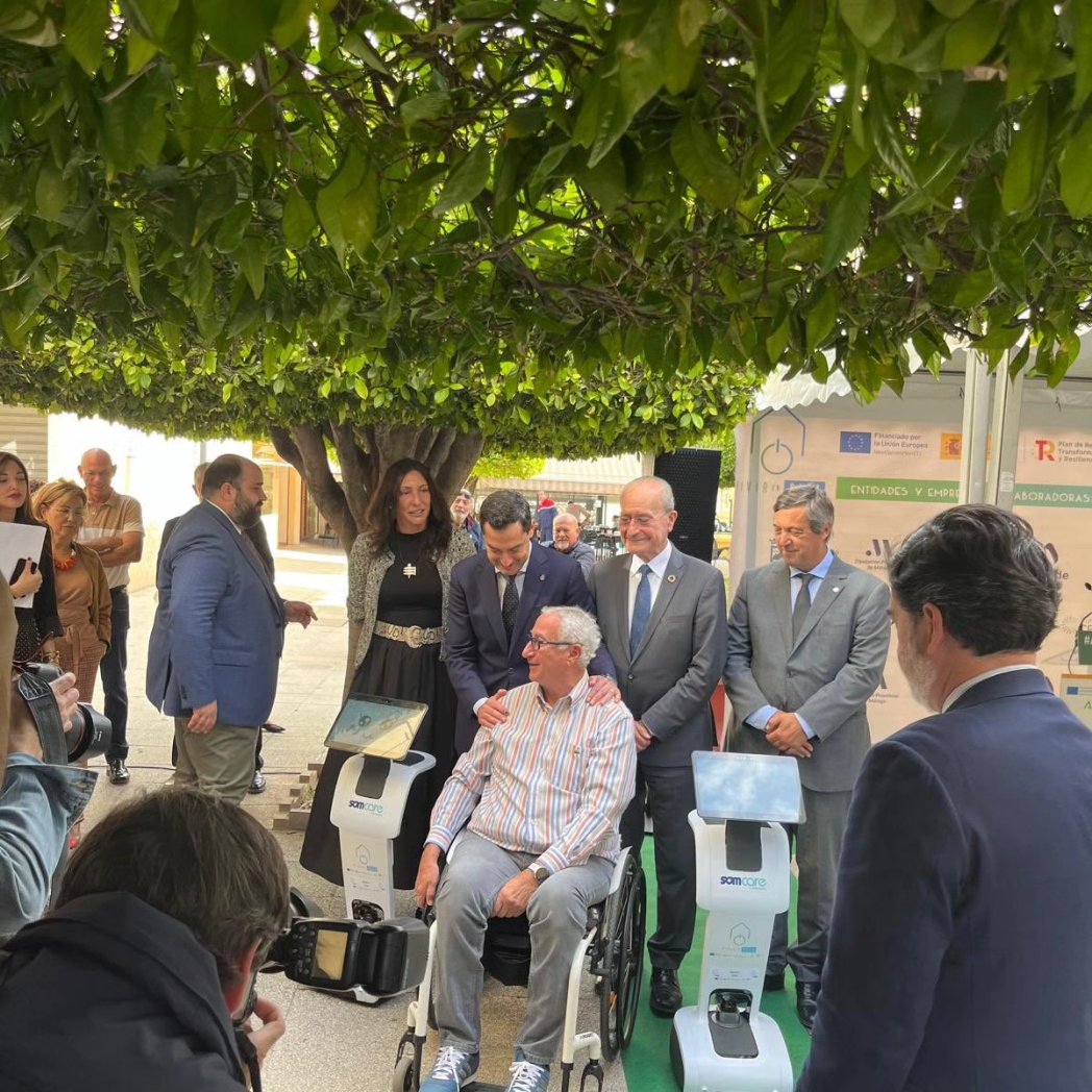 También, junto con el presidente de @andaluciajunta @JuanMa_Moreno el alcalde @pacodelatorrep y la consejera de @IgualdadAND @loleslopez presentamos el proyecto #viviencasauma, un claro ejemplo de transferencia social y del trabajo interdisciplinar y hecho desde @InfoUMA