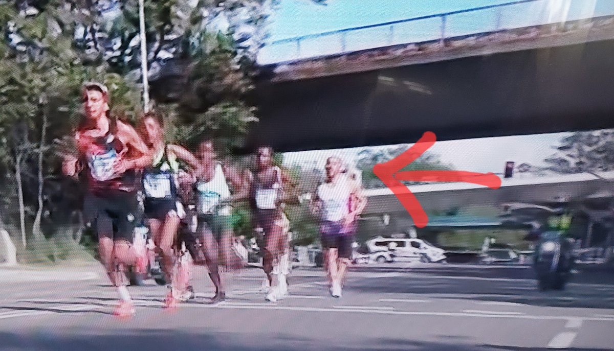 RunningConsult's tweet photo. En el grupo de cabeza femenino del Maratón de Madrid está la liebre por delante y por detrás, Rubiales de perseguidor. Eso sí que hace correr a las atletas. #perdon #maratondemadrid #mapoma https://t.co/PAZe7yHulU