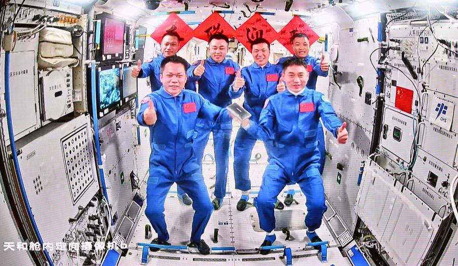 China's Shenzhou-17 crew held a handover ceremony with the Shenzhou-18 crew and transferred the keys of the country's space station to the latter on Sunday xhtxs.cn/S3u