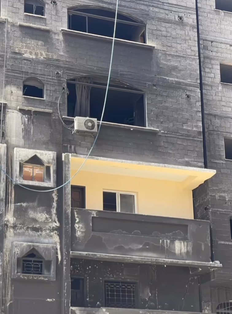 Burası Gazze..

israilin terörist askerleri bu evi yakıyorlar ama evin sahibi evi terketmek yerine evini yeniden boyamaya başladı.

- Bu sabır ve iman kazanacaktır..