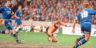 We love a diving header winner in front of the Southbank. Let us know some of your favourite headed goals at Molineux below, or in the quoted tweets. #wwfc #wolves