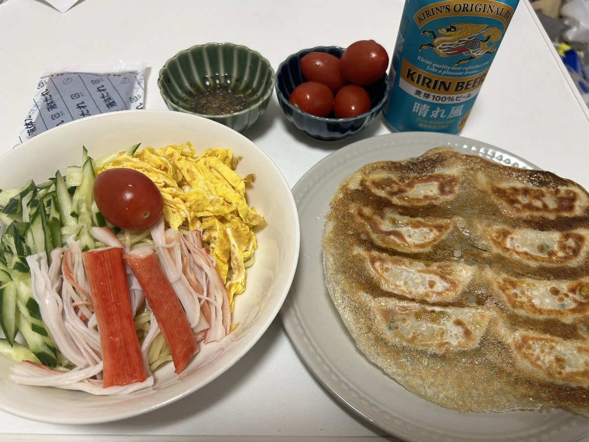 冷やし中華冷凍餃子セットで乾杯。