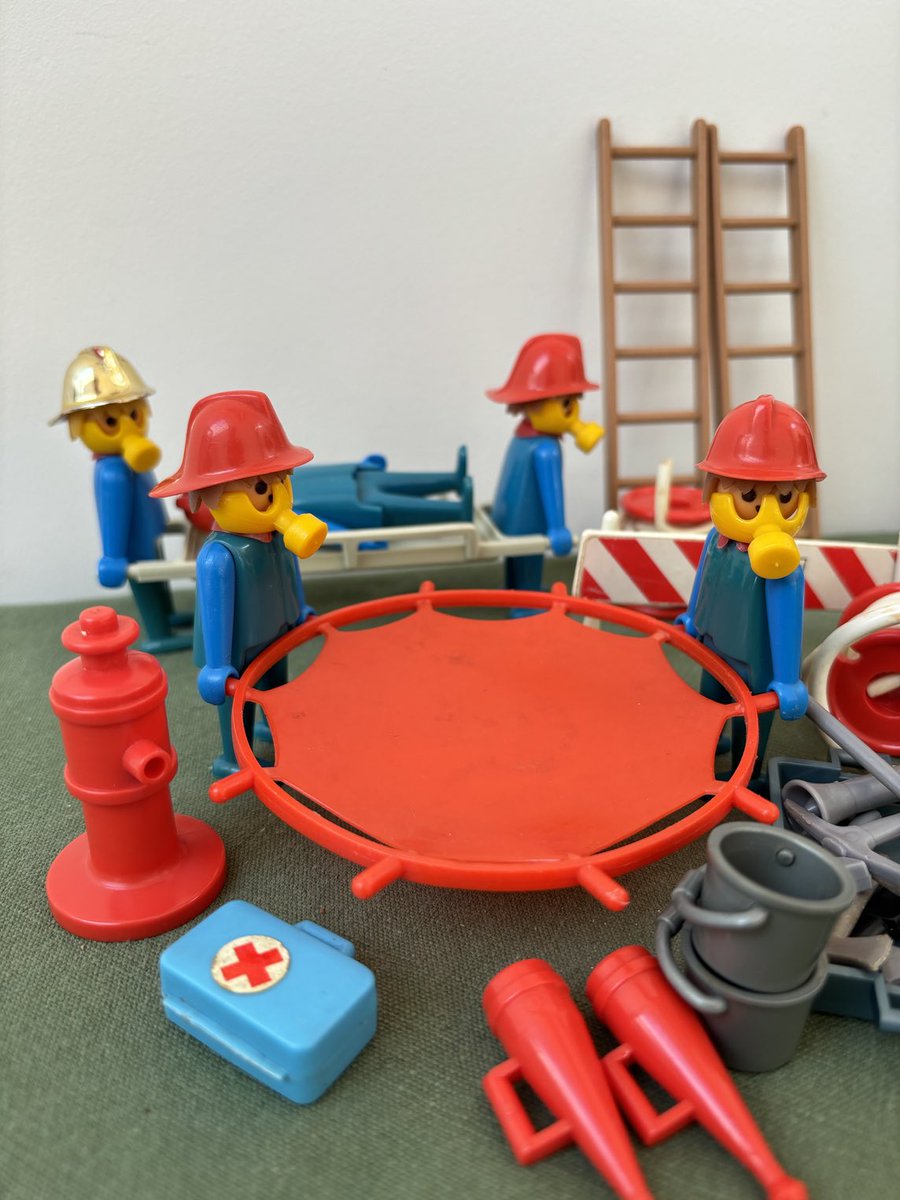 By far the best thing about yesterday’s 1974 Playmobil find has to be the rescue trampoline…and the respirators!!!!🤩 The set is ALMOST complete, just a couple of minor items to pick up. When Playmobil Nero begins fiddling, these guys will be ready. #PlaymobilInfestation