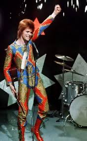 I had to phone someone so I picked on you Hey that’s far out so you heard him too Switch on the TV we may pick him up on channel two Look out your window I can see his light If we can sparkle he may land tonight ⚡️✨ #Starman #Singles