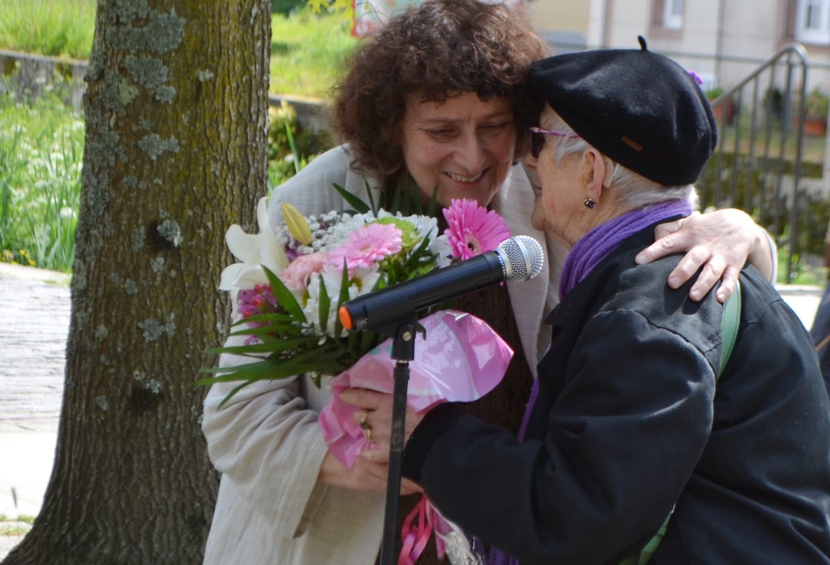 Acaban de trasladarme a infeliz nova do pasamento de Luz Fandiño, a poeta comprometida, a activista admirada. Hoxe é un día moi triste en Compostela e na Galiza. O Concello lembrará quen con tanto entusiasmo viviu e loitou connosco. 
Que a terra che sexa leve, benquerida Luz!