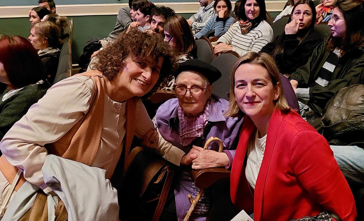 GorettiSRei's tweet photo. Acaban de trasladarme a infeliz nova do pasamento de Luz Fandiño, a poeta comprometida, a activista admirada. Hoxe é un día moi triste en Compostela e na Galiza. O Concello lembrará quen con tanto entusiasmo viviu e loitou connosco. 
Que a terra che sexa leve, benquerida Luz! https://t.co/gImb4wl9Oj