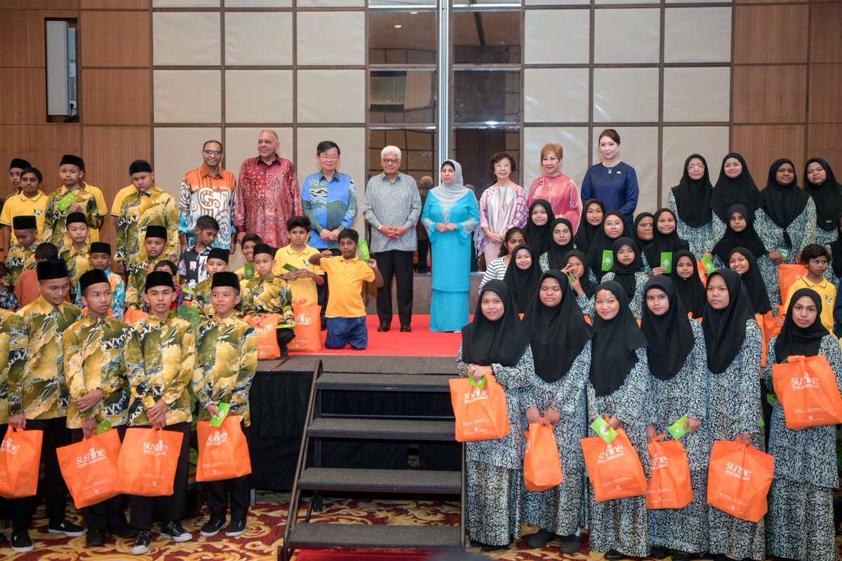 Bersama-sama Yang Dipertua Negeri di Majlis Jamuan Tengah Hari Amal Aidilfitri anjuran Kor Konsulat Kehormat Malaysia. facebook.com/ChowKonYeow/po…