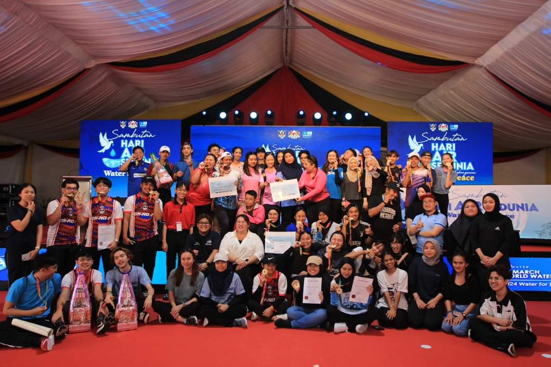 YBhg. Dato' Mohd Rodzwan bin Mohd Baba Sakri, Timbalan Ketua Setiausaha (Sektor Air) Kementerian Peralihan Tenaga dan Transformasi Air (PETRA) telah menyampaikan hadiah (1/2)