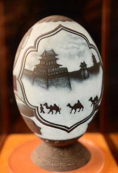 ExploreGansu's tweet photo. ✨😀A journey of art and heritage!
🥚📏An egg carving artist Wu Yize from Lanzhou, #Gansu province, intricately carves "Gansu scenery" onto 0.2mm eggshells, sparking interest in #SilkRoad culture. #GansuArtist #GansuICH #EggshellArt https://t.co/n4K8rrI0x2