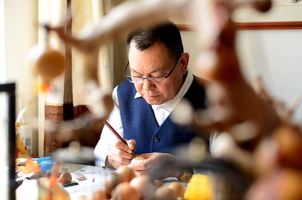 ExploreGansu's tweet photo. ✨😀A journey of art and heritage!
🥚📏An egg carving artist Wu Yize from Lanzhou, #Gansu province, intricately carves "Gansu scenery" onto 0.2mm eggshells, sparking interest in #SilkRoad culture. #GansuArtist #GansuICH #EggshellArt https://t.co/n4K8rrI0x2