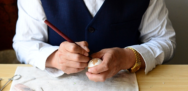 ExploreGansu's tweet photo. ✨😀A journey of art and heritage!
🥚📏An egg carving artist Wu Yize from Lanzhou, #Gansu province, intricately carves "Gansu scenery" onto 0.2mm eggshells, sparking interest in #SilkRoad culture. #GansuArtist #GansuICH #EggshellArt https://t.co/n4K8rrI0x2