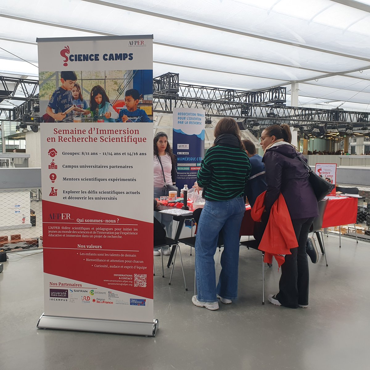 Axelle mentor @AFPERedu et étudiante à @UnivParisSaclay présente les Science Camps aux familles lors @StartupForKids à @centralesupelec Les dates des prochaines SC au #Proto204 ✅1-5/07 climat ✅26-30/08 Persévérance sur Mars ✅21-25/10 énergies du futur ✅28-31/10 Astro-Climat