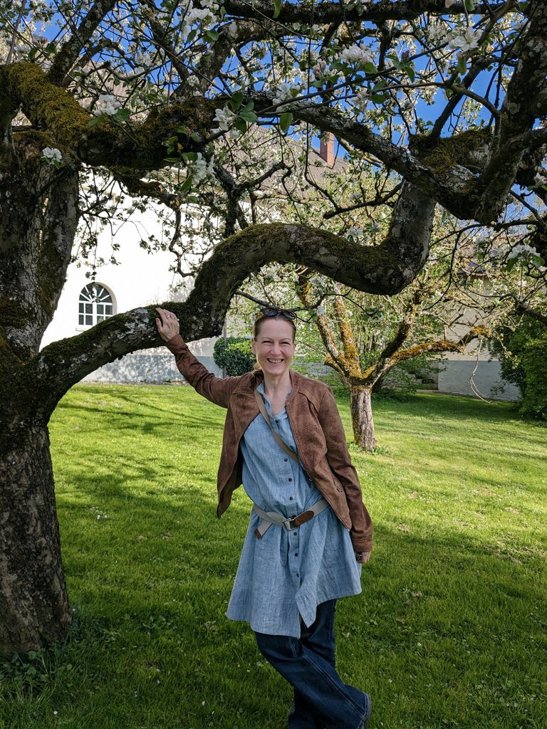 Wonderful Saturday yesterday ... The weather was unreal, the sky a wonderful blue and this tree just so special.... Blooming after 🌨️ snow fell on it ... #appletree in #neutrauchburg #isnyimallgäu The top by my friend Anuja from her rocking #sustainablefashion #earthsongs