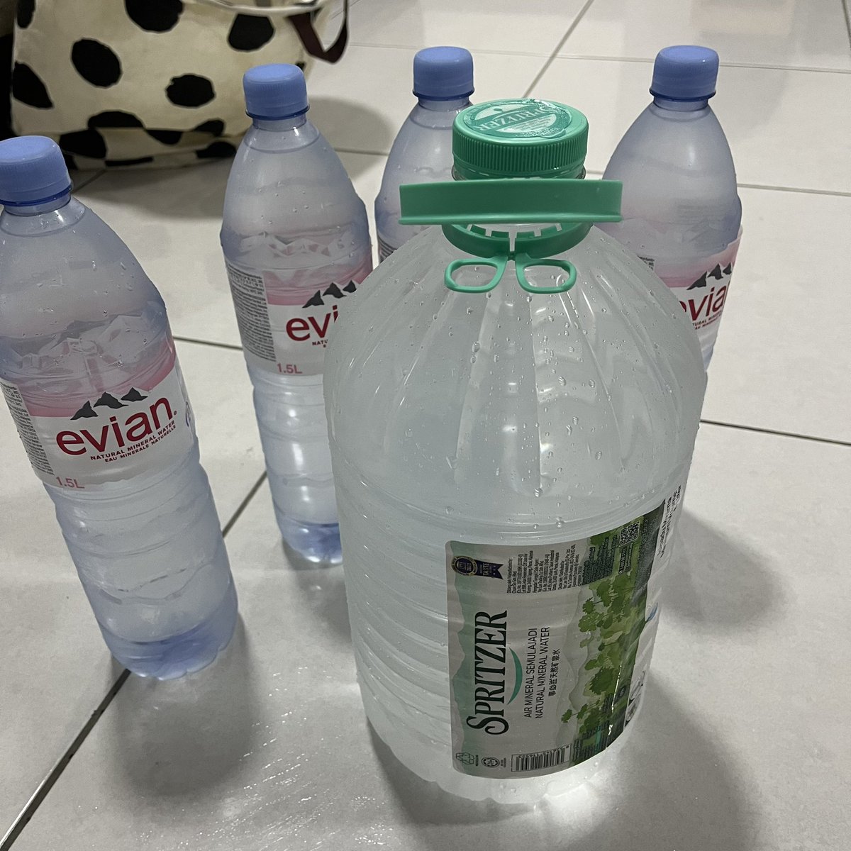 Baru lepas jumpa doktor; 1. Air mineral lebih baik dari air dari mesin penapis air tu. Badan kita perlukan mineral macam silica. 2. Daging kambing lebih baik dari daging lembu. (Baginda Muhammad suka lamb shoulder) 3. Orang skrg ramai yang ada masalah digestive, belum tua dah