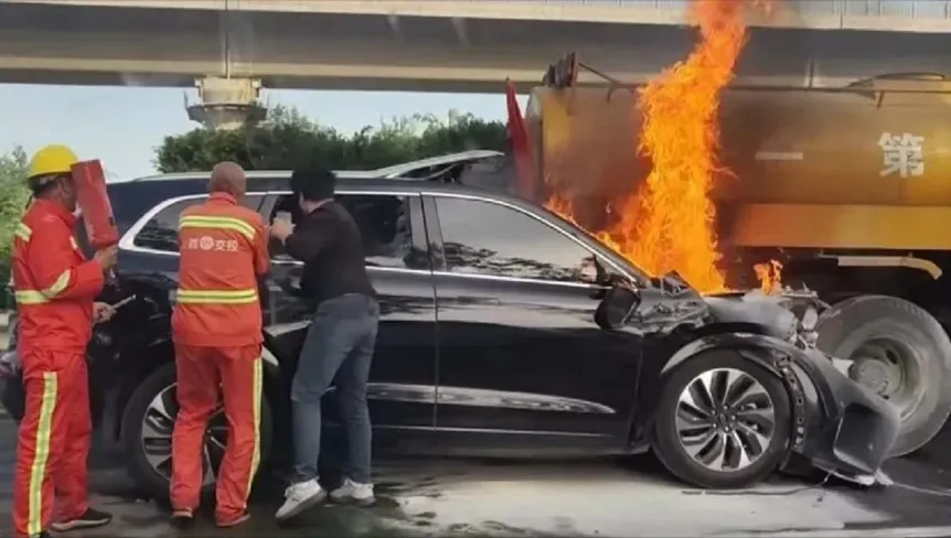 TΞSLA Mania on X: "Nationalism can kill you. A Huawei Aito M7 crashed into a sprinkler truck on highway, killing all 3 passengers on board, including a 2 year old. The car