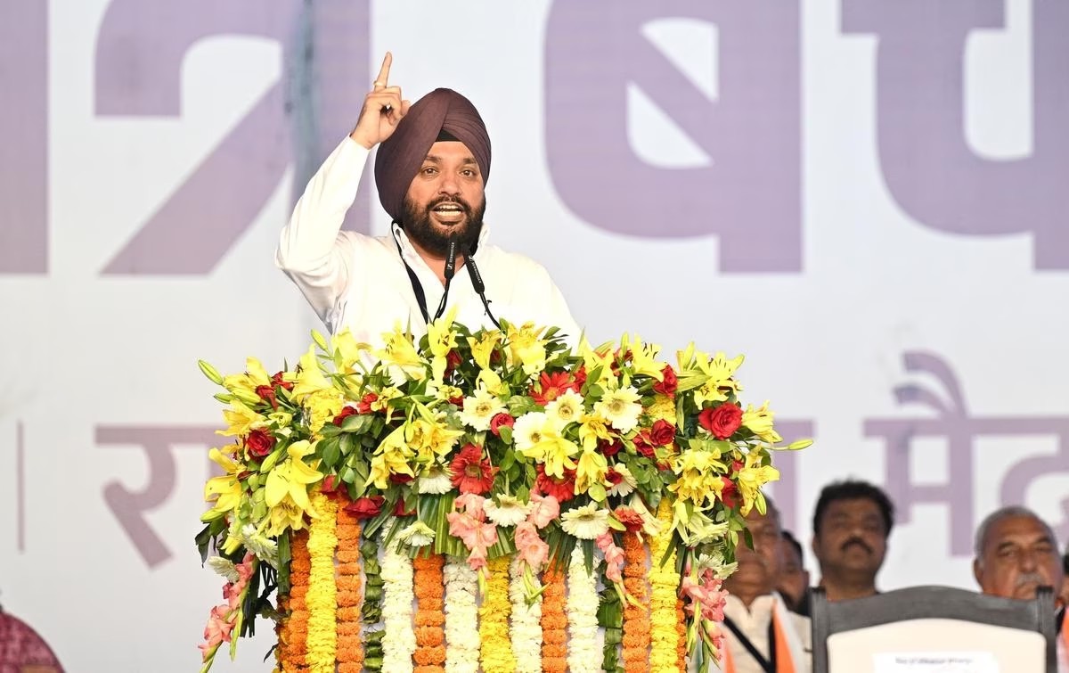 Arvinder Singh Lovely resigns as Delhi Congress chief, says he was against partnership with AAP. Lovely also slammed Kanhaiya Kumar for publicly praising Delhi Chief Minister Arvind Kejriwal. Delhi to pehle hi hath se gaya tha, ab pura hi hath se chala gaya😂