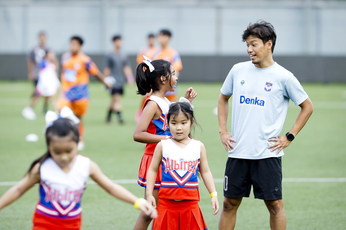 FCJurong's tweet photo. 当クラブのサッカースクール、チアダンススクール、フットボールアカデミー、そしてYAFA (Yuhua Albirex Football Academy) に所属する子どもたちとの交流イベントを開催しました！

フォトレポート
https://t.co/td7vzBV90Q

#albirex #albirex_s
#アルビレックス新潟シンガポール https://t.co/NGY0rGo5i5