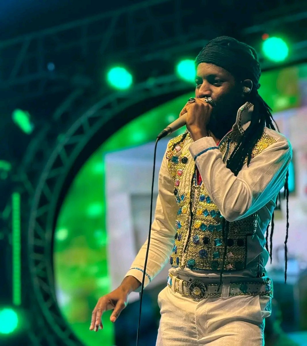 Chisiyana neMadzimambo  epaBulawayo..usambofunga kumabvisa pachikagaro anokupa butsu hobho fanika CHIVHAYO" Winky D DiBigman Bulawayo ShutDown.