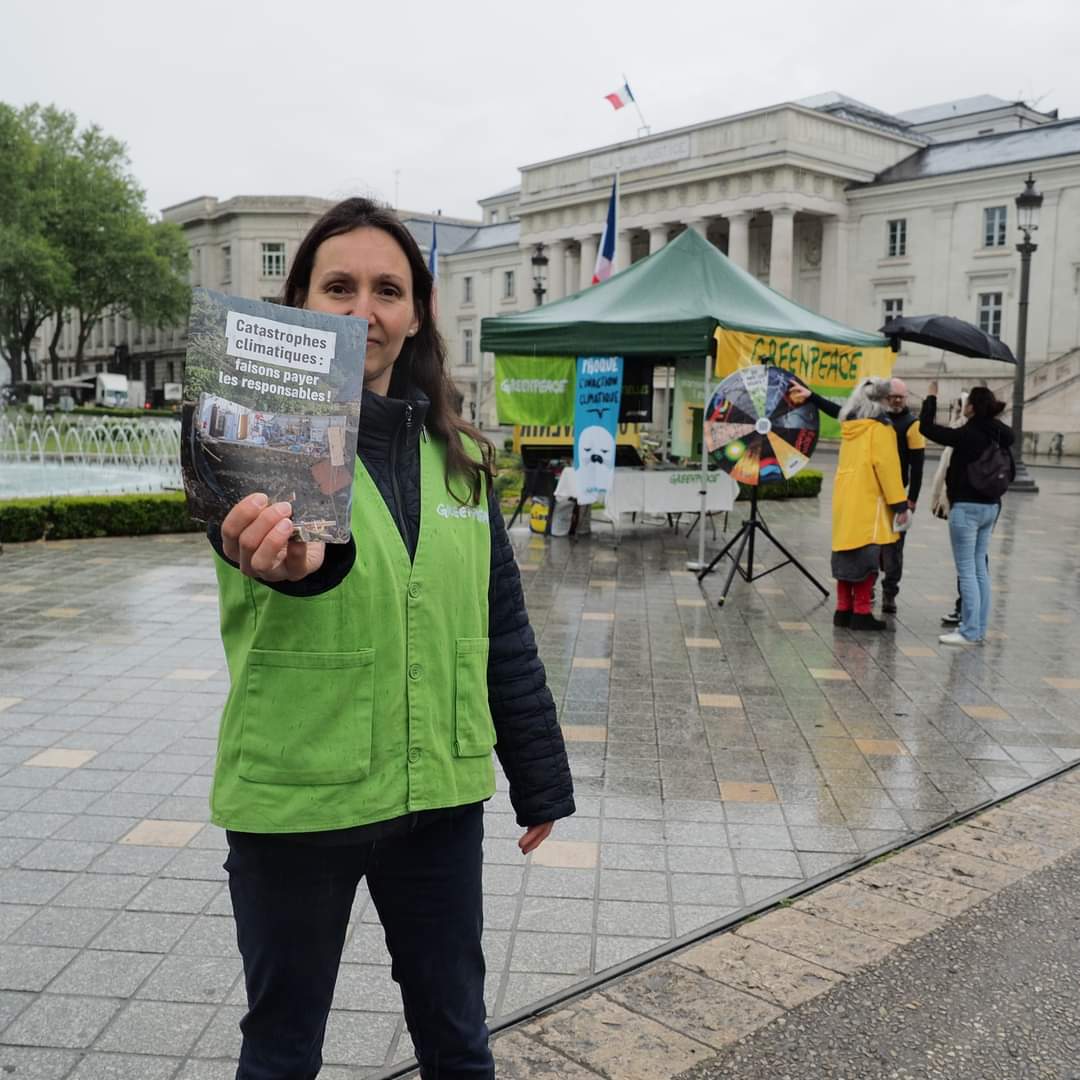 GreenpeaceTours's tweet photo. A Tours aussi ! 
#StopDrillingStartPaying https://t.co/DQ1uTonwus