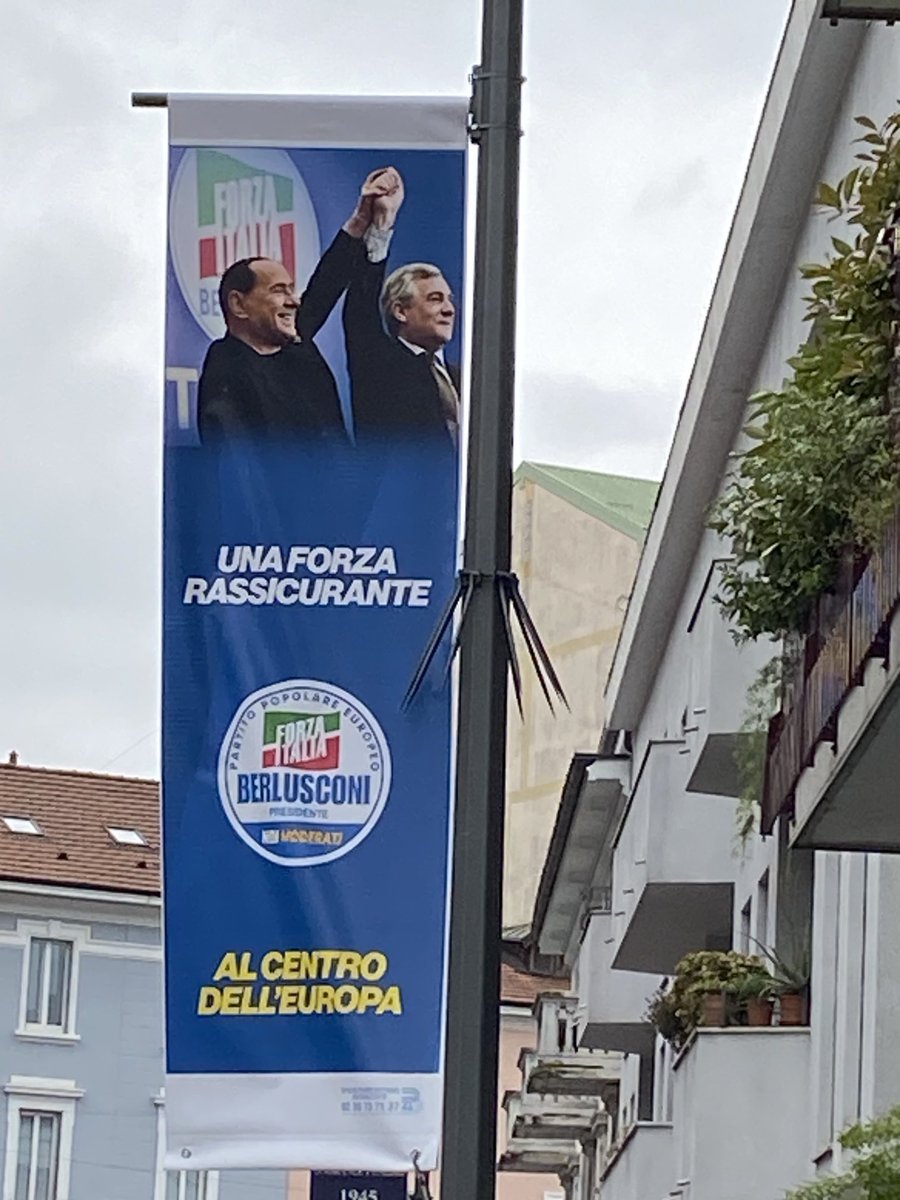 Solo in Italia si fa campagna elettorale per un defunto. Di solito gli si fa dire una messa.