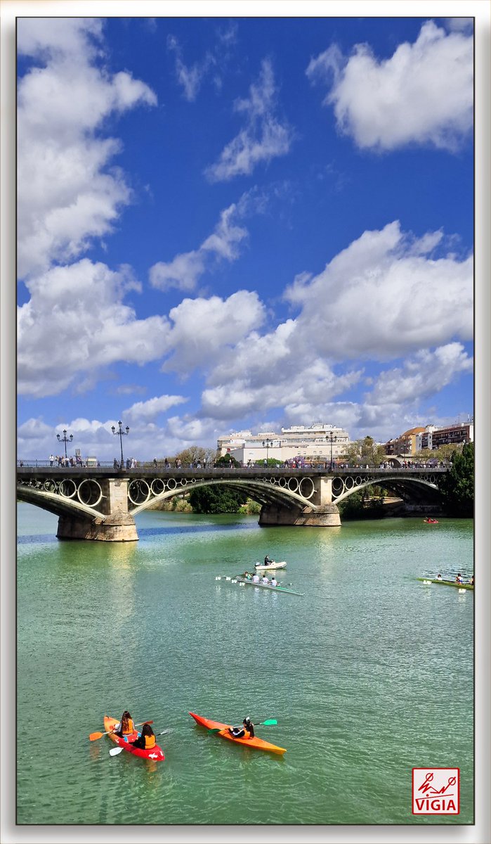 El río Guadalquivir se quejó una mañana: Me tengo que decidir entre Sevilla y Triana y yo no sé cómo elegir. ¡Ay, quien pudiera fundir en un perfume menta y canela!. Lole y Manuel. #FelizDomingo #Sevilla #Triana #Macarena #Andalucíahoy #Andalucía #Sevilla