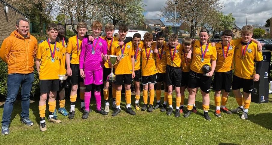 HeatonStanJnrs's tweet photo. Massive thanks to our away kit sponsor @OOBE_Ltd for attending our big day and for their continued support. Grassroots sports cannot operate without fantastic companies like these - much appreciated ⚽️🙏⚽️ https://t.co/TUIbqs1tyG