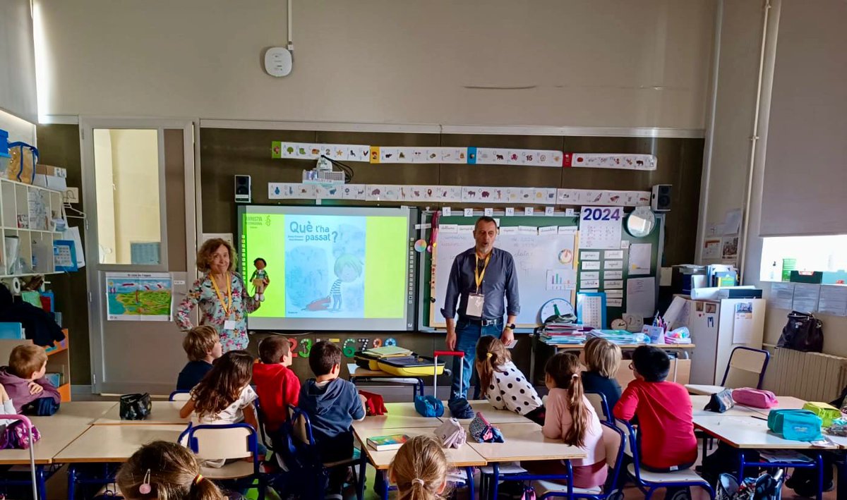 Siguen las actividades del Área de Educación En CEIP Jaime Balmes aulas de primer ciclo de primaria 2 clases de primer nivel y 2 de segundo nivel actividad 'La maleta groga dels DDHH' No hi ha dret! #DerechosDelNiño #derechosdelaniña #derechoshumanos @AmnistiaCV @amnistiaespana