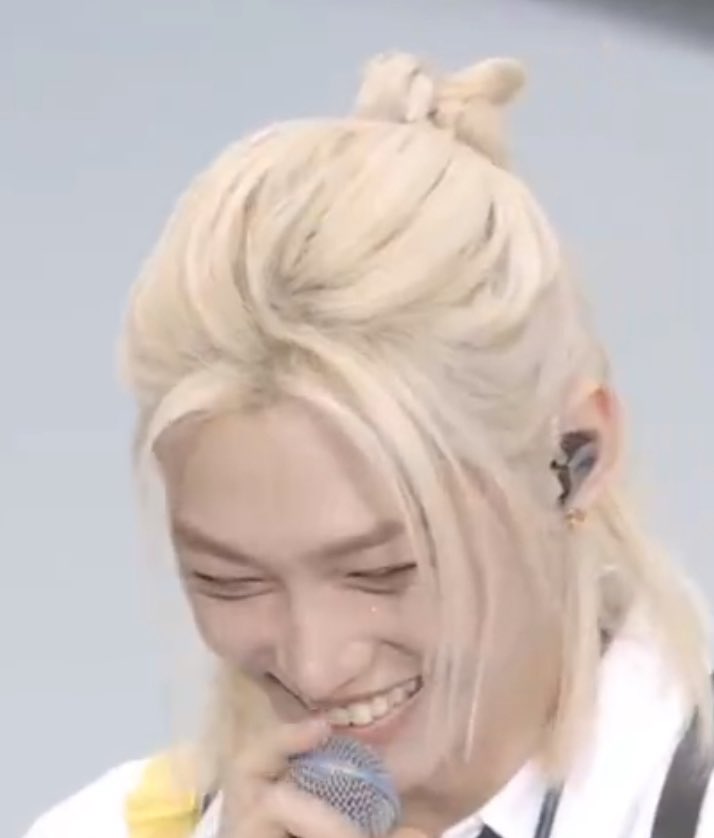 915bbok's tweet photo. THEY DID A RIBBON WITH FELIX’S HAIR 🎀 https://t.co/PYPizCM9pJ