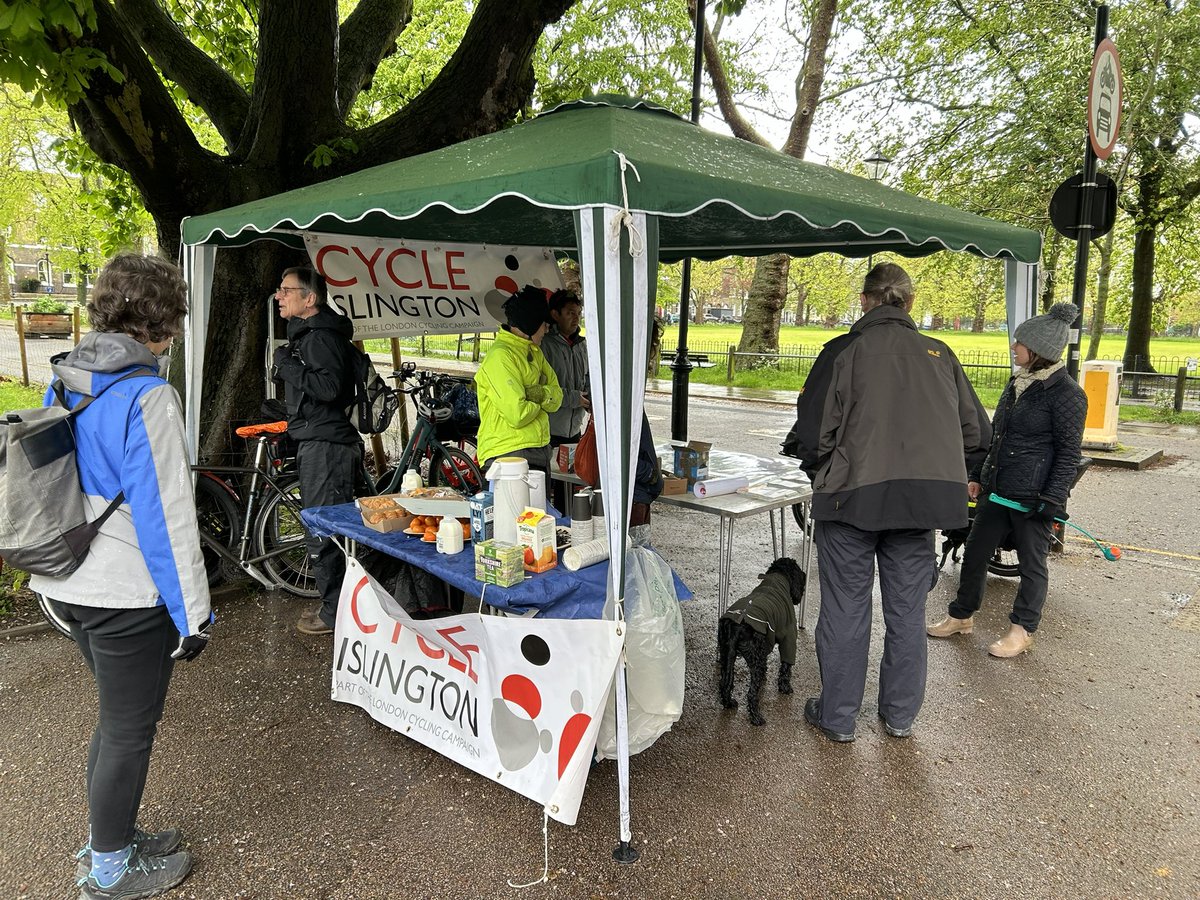 @CycleIslington are in @FieldsHighbury till midday and they have croissants 🥐 and bike advice 🚲 ☂️