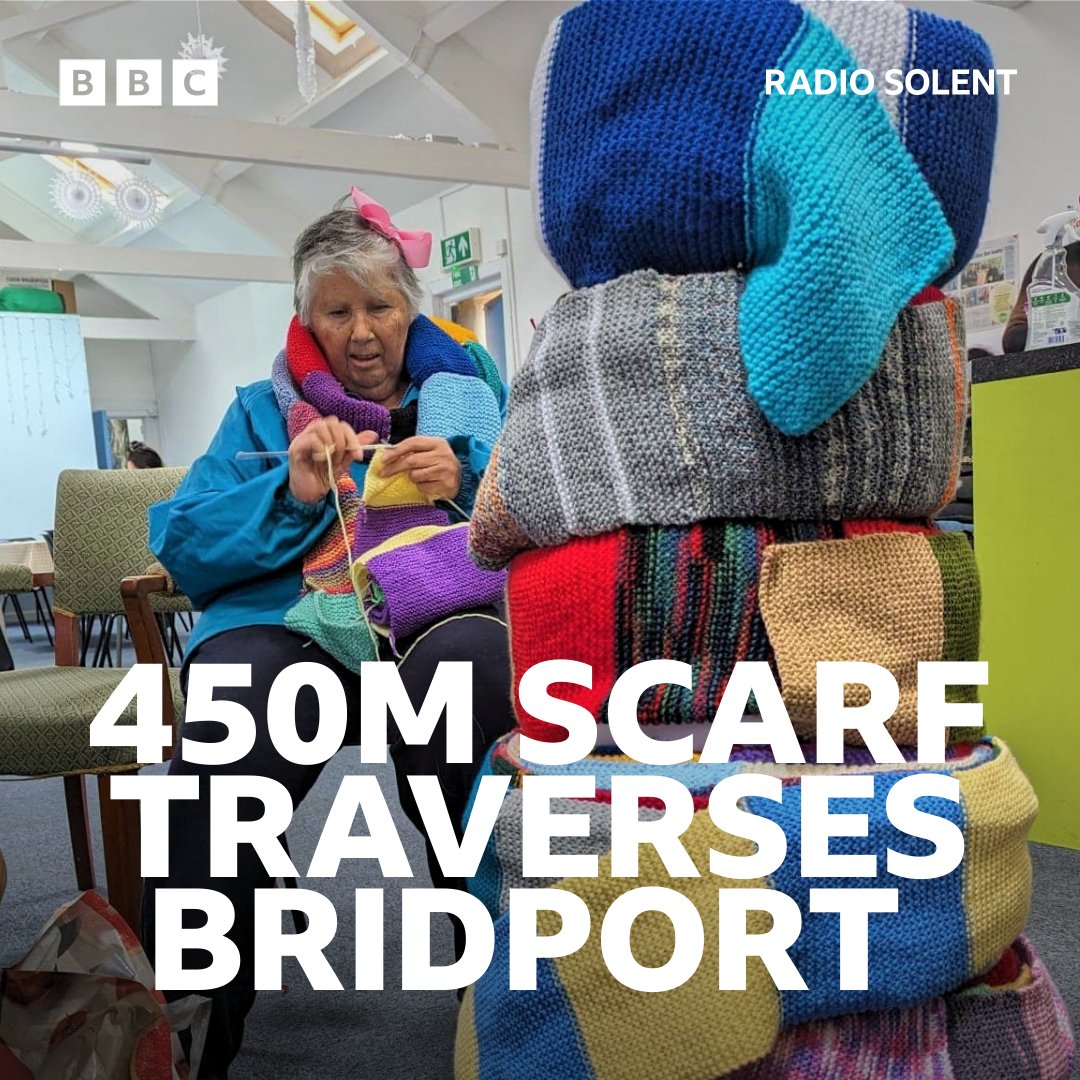 Bridport Community Kitchen have unrolled their huge hand-knitted scarf! 🧣bbc.in/4bdQz84