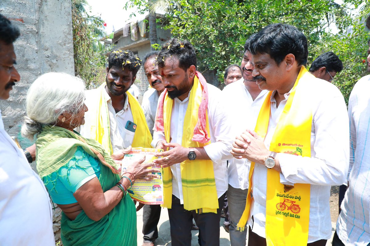 VSubash_TDP's tweet photo. ఈ రోజు అనగా 28-04-2024 
రామచంద్రపురం నియోజకవర్గం 
ప్రచారం లో భాగంగా 
కె గంగవరం మండలం 
 *బాలంత్రం* గ్రామం లో 
NDA కూటమి MLA అభ్యర్థి 
శ్రీ వాసంశెట్టి శుభాష్ గారు.... 🙏
ఈ కార్యక్రమం లో నాయకులు కార్యకర్తలు అభిమానులు పాల్గొనడం జరిగింది...... 🙏

.
#BabunuMalliRappidham https://t.co/J4vxtbVhiY